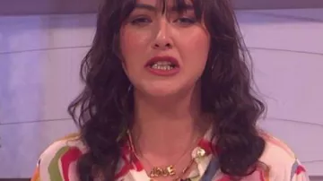 Camisa con estampado floral de Saturday Night Live UK llevada por (Emma Sidi) vista en Saturday Night Live UK