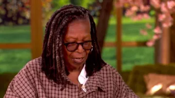 Vestida con la camisa Ultra Oversize de botones Lala Soul Searching que lleva Whoopi Goldberg, tal como se ve en The View el 19 de mayo de 2026