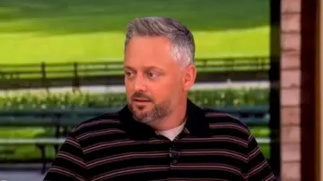 Polo en maillot rayé à manches longues de Vince porté par Nate Bargatze tel que vu dans The View le 19 mai 2026