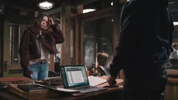 Chaqueta cortada BlankNYC que lleva Maddie (Morgan Lindholm) como se ve en Marshals (S01E12)