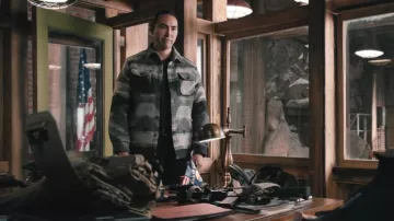 Chaqueta forrada de cisaladora falsa Jacquard geométrica Jachs llevada por Miles Kittle (Tatanka Means) como se ve en Marshals (S01E12)