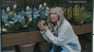 Cárdigan BlankNYC Button Shirt usado por Juliet Woodbent (Anna Camp) visto en Elsbeth (S03E18)