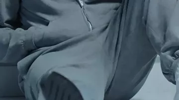 Sudadera gris llevada por Janice Hansen Drake en Drake - Janice CALLADA