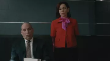 Chaqueta corta de Marsella de Adam Lippes que lleva Elsbeth Tascioni (Carrie Preston) tal como se ve en Elsbeth (S03E19)