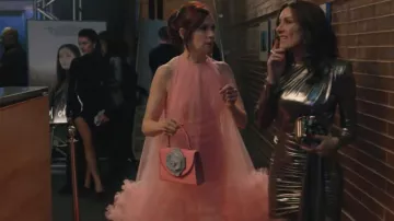 Vestido Hi Lo de Tul de Tul alto y sin mangas y volantes de Mac Duggal usado por Elsbeth Tascioni (Carrie Preston) tal como se ve en Elsbeth (S03E19)