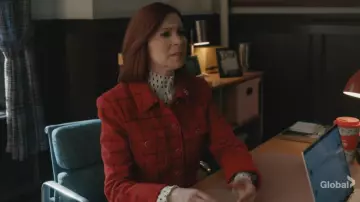 Chaqueta Intrend de tejido corto de cesta que lleva Elsbeth Tascioni (Carrie Preston) tal como se ve en Elsbeth (S03E19)