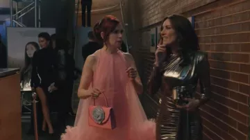 Bolso de rosa Giuseppe DI Morabito llevado por Elsbeth Tascioni (Carrie Preston) visto en Elsbeth (S03E19)