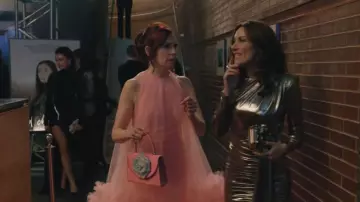 Bolso de rosa Giuseppe DI Morabito llevado por Elsbeth Tascioni (Carrie Preston) visto en Elsbeth (S03E19)