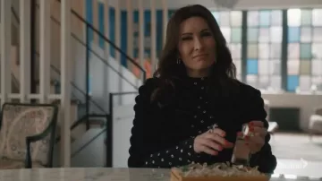 Vestido Midi de manga larga con grommet Altuzarra Kaplan usado por Nadine Clay, tal como se ve en Elsbeth (S03E19)