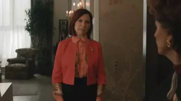 Chaqueta corta roja Hobbs London que lleva Elsbeth Tascioni (Carrie Preston) tal como se ve en Elsbeth (S03E19)