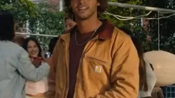 Fuera del campus S01 Antonio Cipriano Brown Jacket usada por Logan (Antonio Cipriano) en Off Campus (S01)