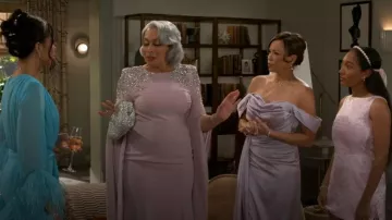 Nina All Over Crystal Frame Magnet Clutch que lleva Anita Dupree (Tamara Tunie) como se ve en Beyond the Gates (S02E88)