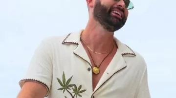 Camisa con estampado de cannabis en Below Deck Down Under S04