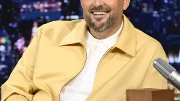Chaqueta de Nate Bargatze del Tonight Show 2026