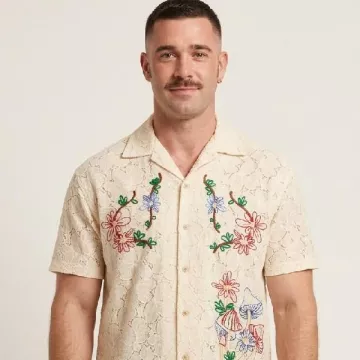 Camisa floral de hongos en Below Deck Down Under S04 vista en Below Deck Down Under