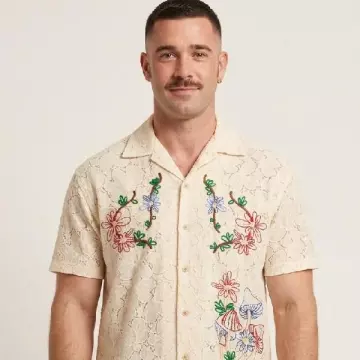 Camisa floral de hongos en Below Deck Down Under S04 vista en Below Deck Down Under