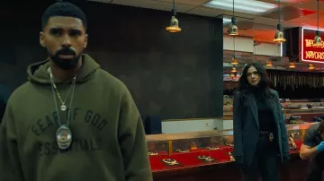 Teoría: Treeca Pantalones largos usados por Yvette Cruz (Ariana Guerra) como se ve en Nemesis (S01E01)