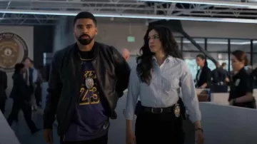 Chaqueta bomber de cuero del jefe Hugo llevada por Isaiah Stiles (Matthew Law) como se ve en Nemesis (S01E01)