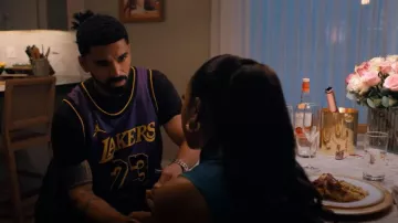 Nike Basketball NBA Unisex LA Lakers llevadas por Isaiah Stiles (Matthew Law) tal como se ve en Nemesis (S01E01)