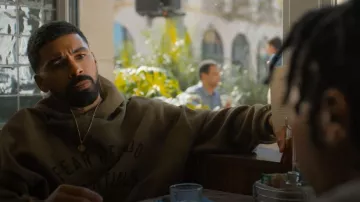 Sweat à capuche en polaire Fear of God Essentials porté par Isaiah Stiles (Matthew Law) tel que vu dans Nemesis (S01E01)