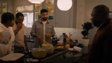 La verdadera camisa de cachemir de Dios usada por Isaiah Stiles (Matthew Law) tal como se ve en Nemesis (S01E02)