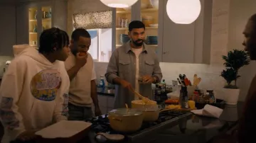 Sudadera del Hotel Rhude llevada por Noah Stile (Cedric Joe) vista en Nemesis (S01E02)