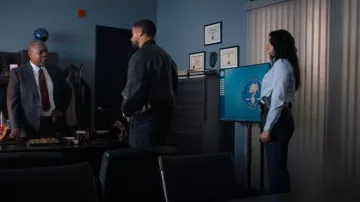 Teoría: Pantalones de lana elástica usados por Yvette Cruz (Ariana Guerra) como se ve en Nemesis (S01E02)