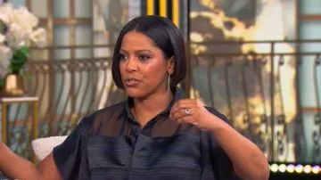 Camisa transparente de canesú de rayas Sacai usada por Tamron Hall, vista en el desfile de Tamron Hall el 20 de mayo de 2026