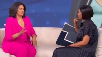 Falda Sacai plisada de rayas en línea A hasta la rodilla que lleva Tamron Hall, vista en la Tamron Hall del 20 de mayo de 2026