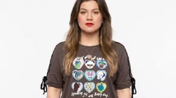 The Kelly Clarkson Show Kelly Clarkson Black Graphic Tee of Kelly Clarkson in The Kelly Clarkson Show
