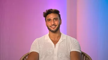 Polo de camiseta floral perforado de manga corta exprés usado por Chris Dahlan, visto en Perfect Match (S04E01)