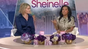 Blusa Henley de seda de sarga de Seda estampada Lafayette 148 NY llevada por Sheinelle Jones, vista en Today with Jenna & Sheinelle el 20 de mayo de 2026