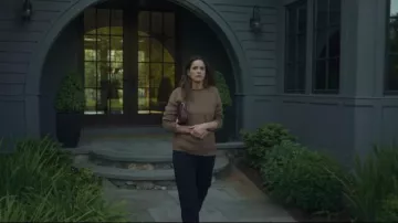 Jersey de cuello enrollado La Ligne Brown llevado por Mel (Amanda Peet) como se ve en Your Friends & Neighbors (S02E04)