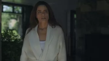 Cardigánico de punto blanco de punto de lirio de seda de lirio usado por Mel (Amanda Peet) como se ve en Tus amigos y vecinos (S02E04)