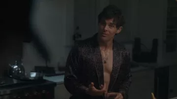 Bata de seda estampada Zimmerli Leaves que lleva Owen Ashe (James Marsden) como se ve en Your Friends & Neighbors (S02E04)