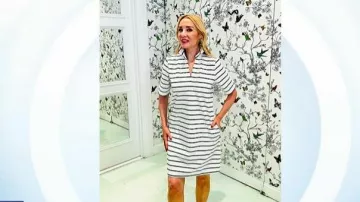 Vestido polo de manga codo de Lands' End Starfish usado por Chassie Post tal y como se ve en Today, el 21 de mayo de 2026
