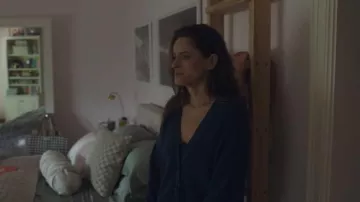 Cárdigan Cachemire Cocoon de Jenni Kayne llevado por Mel (Amanda Peet) como se ve en Your Friends & Neighbors (S02E05)