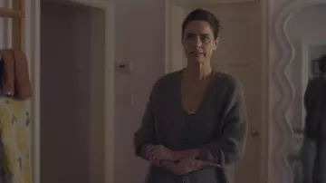 Cárdigan Cachemire Cocoon de Jenni Kayne llevado por Mel (Amanda Peet) como se ve en Your Friends & Neighbors (S02E05)