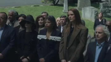 Chaqueta de un solo pecho con volantes McQueen usada por Eunice Woods, vista en Tus amigos y vecinos (S02E06)