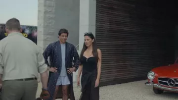 Falda Midi con estampado animal marrón Tom Ford llevada por Sam Levitt (Olivia Munn) como se ve en Tus amigos y vecinos (S02E07)