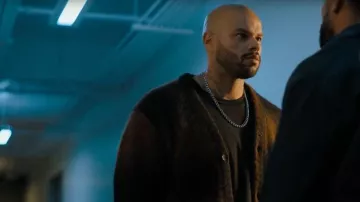 Cárdigan de punto del Sr. P. Dégradé llevado por Darren 'Stro' Stroman (Tre Hale) como se ve en Nemesis (S01E05)