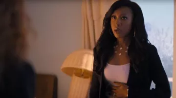 La chaqueta de punto de L'agence Chamberlain llevada por Candace Stiles (Gabrielle Dennis) como se ve en Nemesis (S01E05)