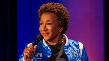 Chaqueta Varsity Legacy azul de Wanda Sykes (Wanda Sykes) en Wanda Sykes: Legacy