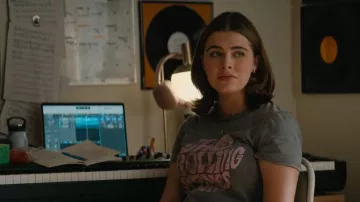T-shirt graphique Rolling Stones de la boutique de Magnolia, porté par Hannah Wells (Ella Bright) tel que vu dans Off Campus (S01E01)