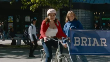 Casque de skateboard en ligne Btwin porté par Hannah Wells (Ella Bright) tel que vu dans Off Campus (S01E01)