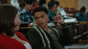 Poutres plus Cardigan en coton rayé porté par Dexter (Miles Gutierrez-Riley) tel que vu dans Off Campus (S01E01)