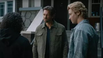 Veste en jean Kuwalla Tee portée par le doyen Di Laurentis (Stephen Kalyn) telle que vue dans Off Campus (S01E01)
