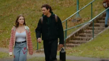 Vaqueros de pierna recta relajada bordados de Topshop por Hannah Wells (Ella Bright) y brodados por Hannah Wells (Ella Bright), tal como se ve en Off Campus (S01E02)