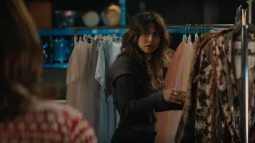 Jersey Superdown Noa que lleva Allie Hayes (Mika Abdalla) visto en Off Campus (S01E02)