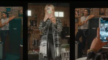 Pantalones cargo de tiro alto Ganni usados por Jules (Julia Sarah Stone) como se ve en Off Campus (S01E02)